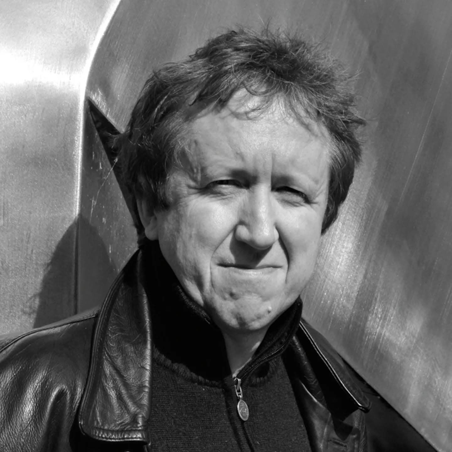 Profonde tristesse... Ian MONK nous a quittés. L'Oulipo est consterné par le départ prématuré de notre oulipote. Un grand poète et traducteur est parti. Non ça ne change pas tant que ça la vie on dirait non ça reste coincé comme une vieille bonne sœur . et plus la mort s’approche plus elle coule la vie non-stop comme un court fleuve turbulent dans lequel on se noie comme un gros poisson pané Ian Monk (1960-2025), poème 191 d'Une année julienne (inédit) Photo: Patrick Devresse