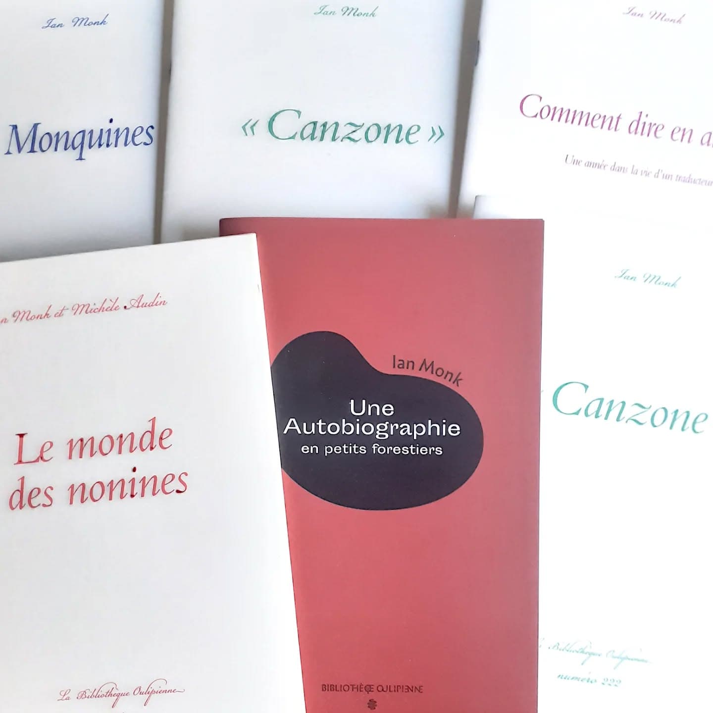 Ian Monk, qui nous a quittés il y a quelques jours à l'âge de 65 ans, était membre de l'Oulipo depuis 1998. En tout ce temps, il a publié plusieurs livres au sein de la BO (la Bibliothèque Oulipienne). Parmi eux : Une autobiographie en petits forestiers, Ian Monk , BO, Volume 243, (2024) La mesure du volailler, Ian Monk , BO, Volume 242, (2023) Canzone, Ian Monk , Volume 222, (2015) Le monde des nonines, Ian Monk, and Michèle Audin , BO, Volume 219, (2015) Comment dire en anglais, Ian Monk , Volume 188, Paris, (2010) La queninisation du yucca Vers une oulipisation universelle de la littérature Tome II, Ian Monk , Volume 181, Paris, (2009) Les états du sonnet, Ian Monk , Volume 116, Paris, (2001) Monquines, Ian Monk , Volume 109, Paris, (1999) Le voyage d'Hoover, Ian Monk , Volume 110, Paris, (1999) Fractales, Ian Monk , Volume 102, Paris, (1998) #oulipo #oulipiens #ianmonk #michèleaudin