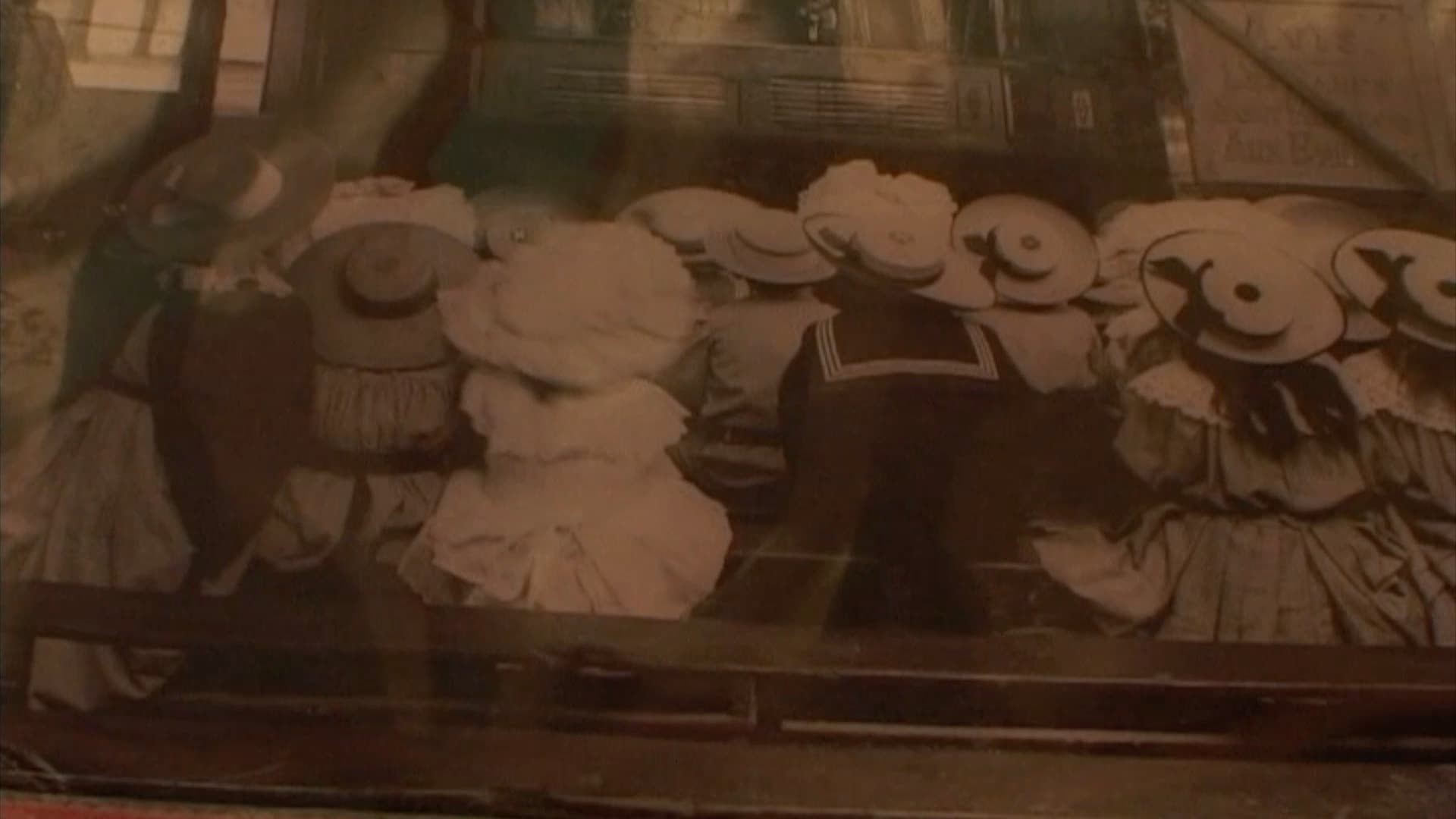 LES ARCHIVES DE L’OULIPO : Paul FOURNEL visite le Théatre Guignol Anatole, parc des Buttes Chaumont, 19ème arrondissement de Paris. Petit extrait de "L'Oulipo court les rues" (2012), 31 films d'Odile Fillion. Dix membres de l'Oulipo (Marcel Bénabou, François Caradec, Frédéric Forte, Paul Fournel, Michelle Grangaud, Jacques Jouet, Hervé Le Tellier, Harry Mathews, Jacques Roubaud et Olivier Salon) se sont amusés à se promener dans les rues de Paris, en élisant une ou plusieurs rues pour laquelle ou lesquelles ils éprouvaient un intérêt ou une attirance en particulier. Ils se sont plantés devant la caméra d'Odile Fillion et se sont laissés aller à des variations toujours drôles, parfois irrésistibles, mêlant érudition historique. #paulfournel #guinol #oulipo #odilefillion #oulipiens #paris #guignolanatole #butteschaumont