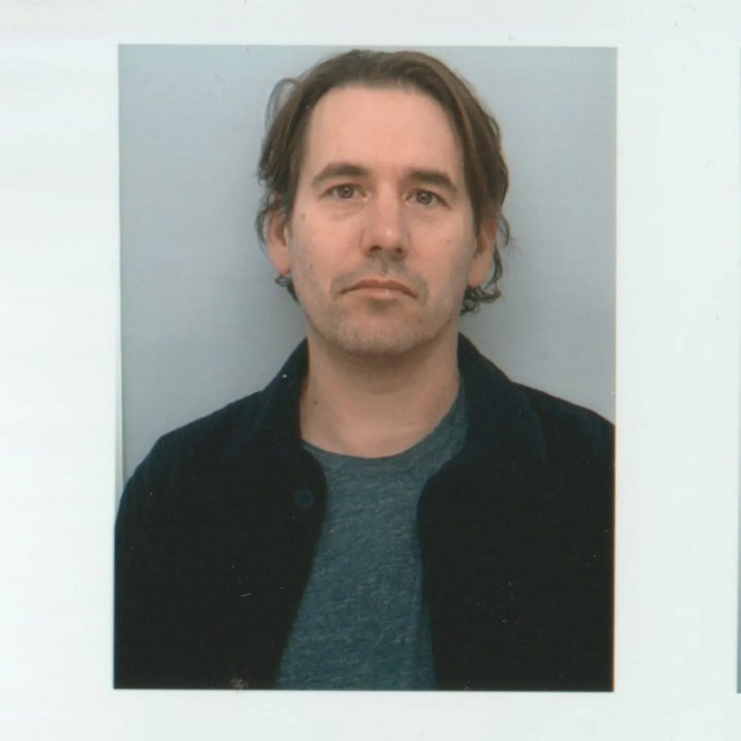 Mais qui est SAMUEL DESHAYES, l'un des nouveaux oulipiens ? Dans trois publications différentes, nous vous présentons les trois nouveaux membres de l'Oulipo (Samuel Deshayes, Guillaume Marie et Louise Rose), tous cooptés en janvier 2026. SAMUEL DESHAYES est né à Lisieux, ville martyre et de sainte Thérèse, avant la première élection de François Mitterand, et enseigne les lettres en Normandie. Il est tombé dans la littérature quand il était petit, ne s’en est jamais remis. Il fait la rencontre de l’OuLiPo dans "Les Fleurs bleues", "Si par une nuit d’hiver un voyageur", "W ou le souvenir d’enfance". Les séries, variations et réécritures, les potentialités des formes fixes, marquent son travail. Sa sensibilité est autant anoulipiste que synthoulipiste. Il participe aux projets du collectif Pou, fondé par Guillaume Marie, et aux campagnes du Projet poétique planétaire, initié par Jacques Jouet. Il a publié des livres de poésie, à quatre mains avec Guillaume Marie : Ça écrit quoi, (Lanskine, 2019) ; La Mort Victor (Pou, 2022), La Fin du monde, (Lanskine, 2023) et à deux mains seulement, une chronique du Grand Confinement qui explore la forme du sonnet, Sonnés (Lanskine, 2021). Il a traduit les poèmes du Livre du Voir Dit de Guillaume de Machaut, en français moderne, et en vers comptés et rimés (Celle qui jamais ne te vit, Lurlure, 2026). Il est coopté à l'Oulipo, en même temps que Guillaume Marie et Louise Rose, en janvier 2026. #louiserose #guillaumemarie #samueldeshayes @samuel_deshayes_