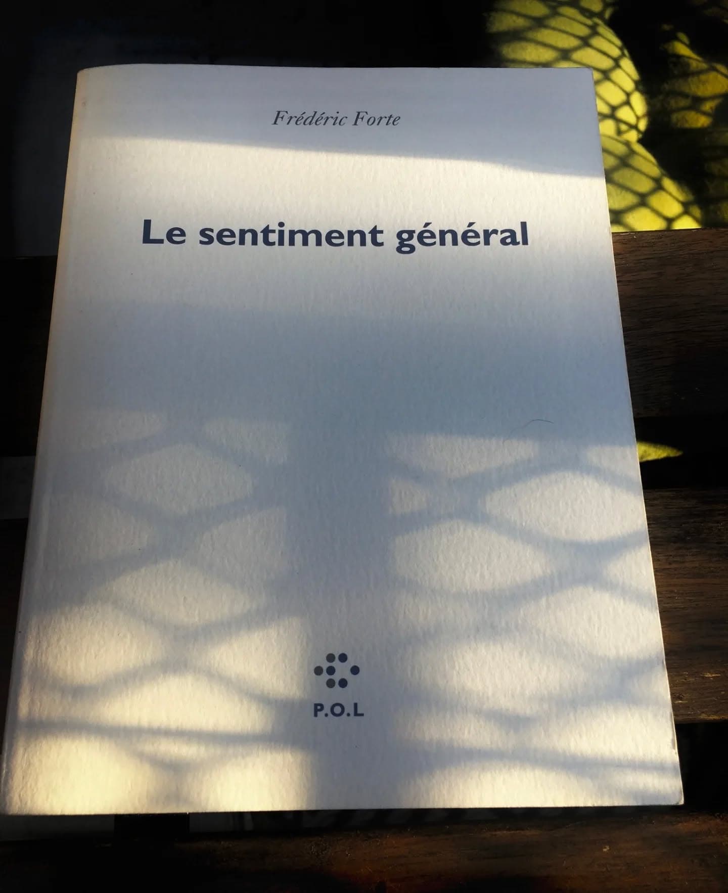 OULIPIENS EN LIBRAIRIE : Frédéric FORTE, "Le sentiment général" (POL) La première partie du "Sentiment général" est une couronne de sonnets, forme inventée en Italie durant la période baroque : une suite de 14 (+1) sonnets pour lesquels le dernier vers de chaque poème devient le premier du suivant. Le quatorzième sonnet se clôture par le premier vers du sonnet initial et la boucle est alors bouclée : couronne. Couronne d’autant plus que ces premiers vers composent aussi ensemble un quinzième sonnet : le sonnet maître. Frédéric Forte s’empare de cette forme ancienne pour tenter de saisir, en se fondant dans le « on » collectif, la matière infra-ordinaire, à la fois intime et commune, de notre quotidien. De cette première partie découle la seconde, « sentiments particuliers », dont les poèmes, plus courts, convoquent tous les mots redistribués de chaque sonnet. La tonalité de ces 14 séquences diffère cependant nettement de la couronne initiale. On abandonne ici le « on » général – qui devient le mot anglais « on » (bouton déclencheur de la machine-poème ?) – pour la singularité de deux figures, « je » et « tu », qui vivent dans la « pièce » (espace mental intime, intérieur, aussi bien le poème lui-même qu’un lieu fictif à l’abri du monde) des aventures très immobiles. Frédéric Forte réalise ainsi une oeuvre originale dans laquelle les jeux de langage, et sur le langage quotidien, les paroles familières, tracent un univers burlesque et mélancolique. Il explore en les actualisant toutes les formes poétiques, les plus anciennes comme les plus contemporaines. C’est aussi, en ce sens, un formidable « pédagogue » du langage poétique dans son exploration du monde intime et collectif. #oulipo #sonnet #poésiefrancaise #editionsPOL #frédéricforte