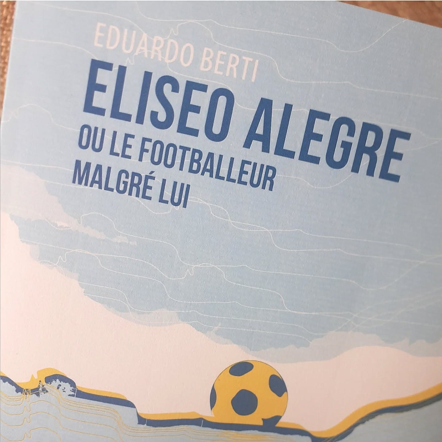 OULIPIENS EN LIBRAIRIE : Eduardo BERTI, "Eliseo Alegre ou le footballeur malgré lui" (éditions La Contre-Allée) Si vous n'aimez pas le football, ce livre est pour vous. Si vous aimez le football, ce livre est pour vous. Eliseo Alegre est le joueur vedette de l’équipe de football de Los Pozos, un petit village de Patagonie argentine. Légende locale, il est idolâtré par toute la population. Mais que sait-on réellement de lui ? Lorsqu’un réalisateur se met en tête de consacrer un documentaire à Alegre, tous ceux qui l’ont connu viennent témoigner : de sa famille à ses entraîneurs, en passant par ses amis, ses coéquipiers ou encore un biographe et une historienne. Ils n’ont pas la même version, les témoignages se complètent, se confrontent, se contredisent parfois... Mais ils coïncident sur un point : au fond, Eliseo était extrêmement doué pour une activité qu'il n’aimait pas ! De son parcours de souffre-douleur de la classe à sa mystérieuse disparition, les récits sur la vie d’Alegre ne sont finalement qu’un prétexte pour nous plonger dans l’histoire d’un petit village, des années 1950 aux années 1980, où le foot est plus qu’une religion et rythme la vie de tous les habitants, qu’ils le veuillent ou non... #eduardoberti #oulipo #footballetlittérature #romancontemporain #argentine