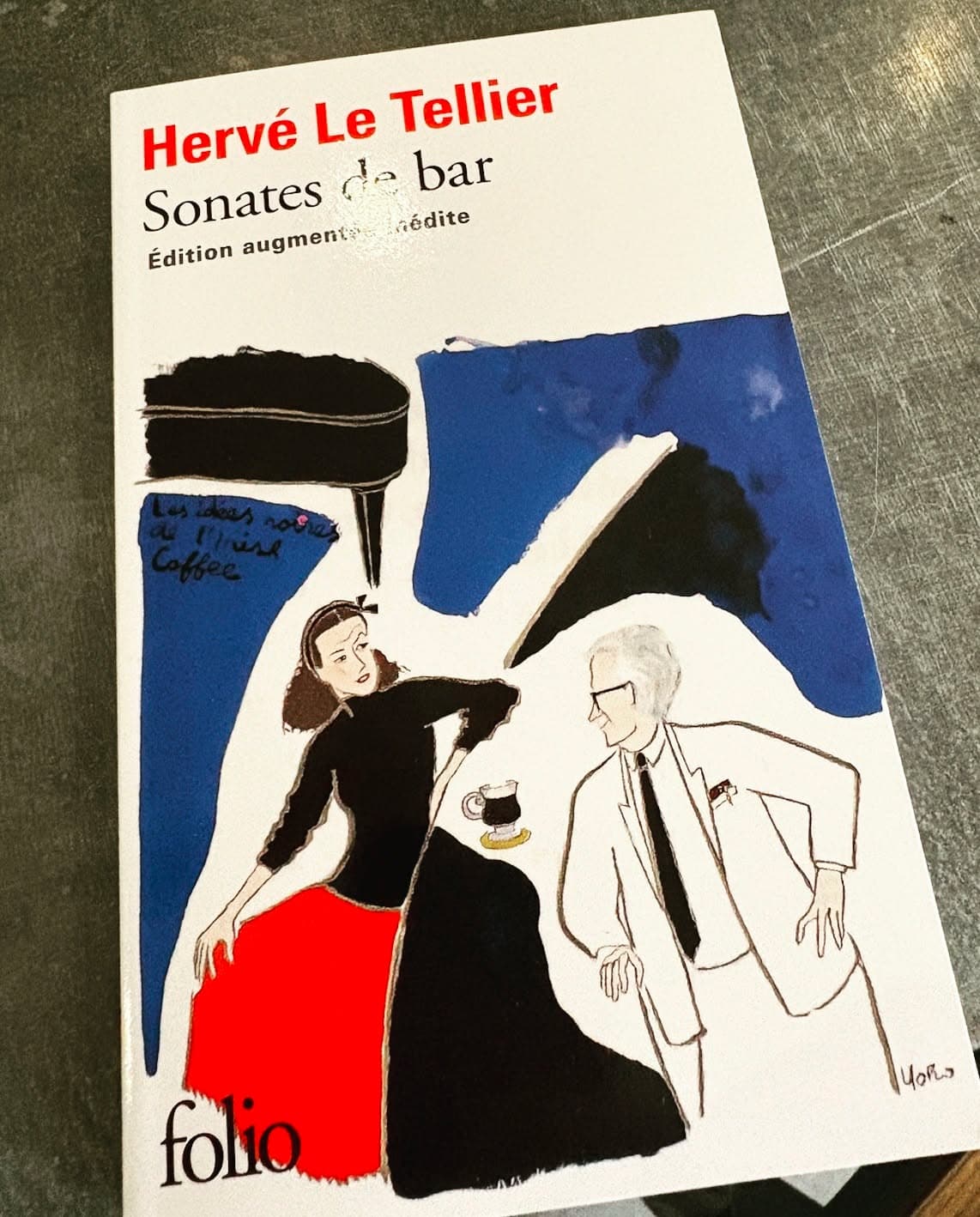 OULIPIENS EN LIBRAIRIE : Hervé LE TELLIER, "Sonates de bar" (Folio poche), édition revue et augmentée. À New York, dans la pénombre feutrée du bar où il officie, Jay s’adonne à ses rêveries tout en observant le ballet de curieux et de cœurs solitaires auxquels il sert ses cocktails. Avec la complicité d’Archie, le pianiste, et de Rose, la serveuse, il écoute leurs confidences et élabore des créations à leur image : un Bronx pour un écrivain en mal d’inspiration, un Pink Lady pour une jeune femme à la beauté troublante… « J’ai repris à voix basse la mélodie avec lui, et moi qui ne suis ni vraiment noir, ni vraiment juif, ni vraiment rien du tout, je me suis senti comme un oiseau sans nid, et j’ai eu envie d’être quelque chose, d’avoir une famille, une patrie, un village à pleurer, pour vivre un instant l’ivresse de l’illusion de savoir qui je suis. » #oulipo #herveletellier #hervéletellier #folio #cocktails